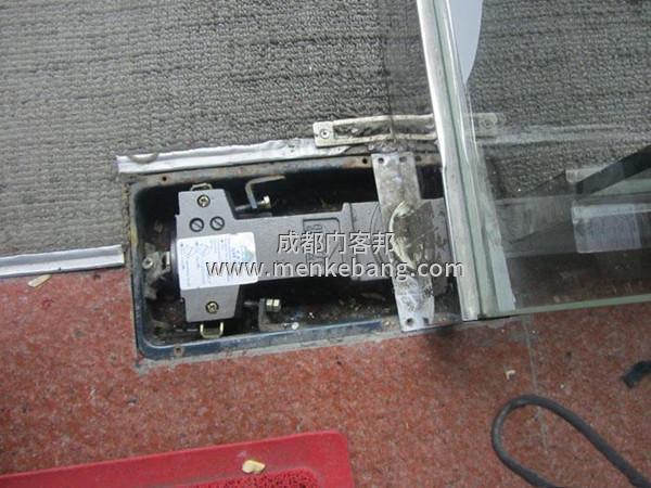 地彈簧玻璃門拆除方法,地彈簧玻璃門怎么拆除 地彈簧玻璃門拆除方法,地彈簧玻璃門怎么拆除