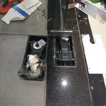 地彈簧玻璃門維修更換